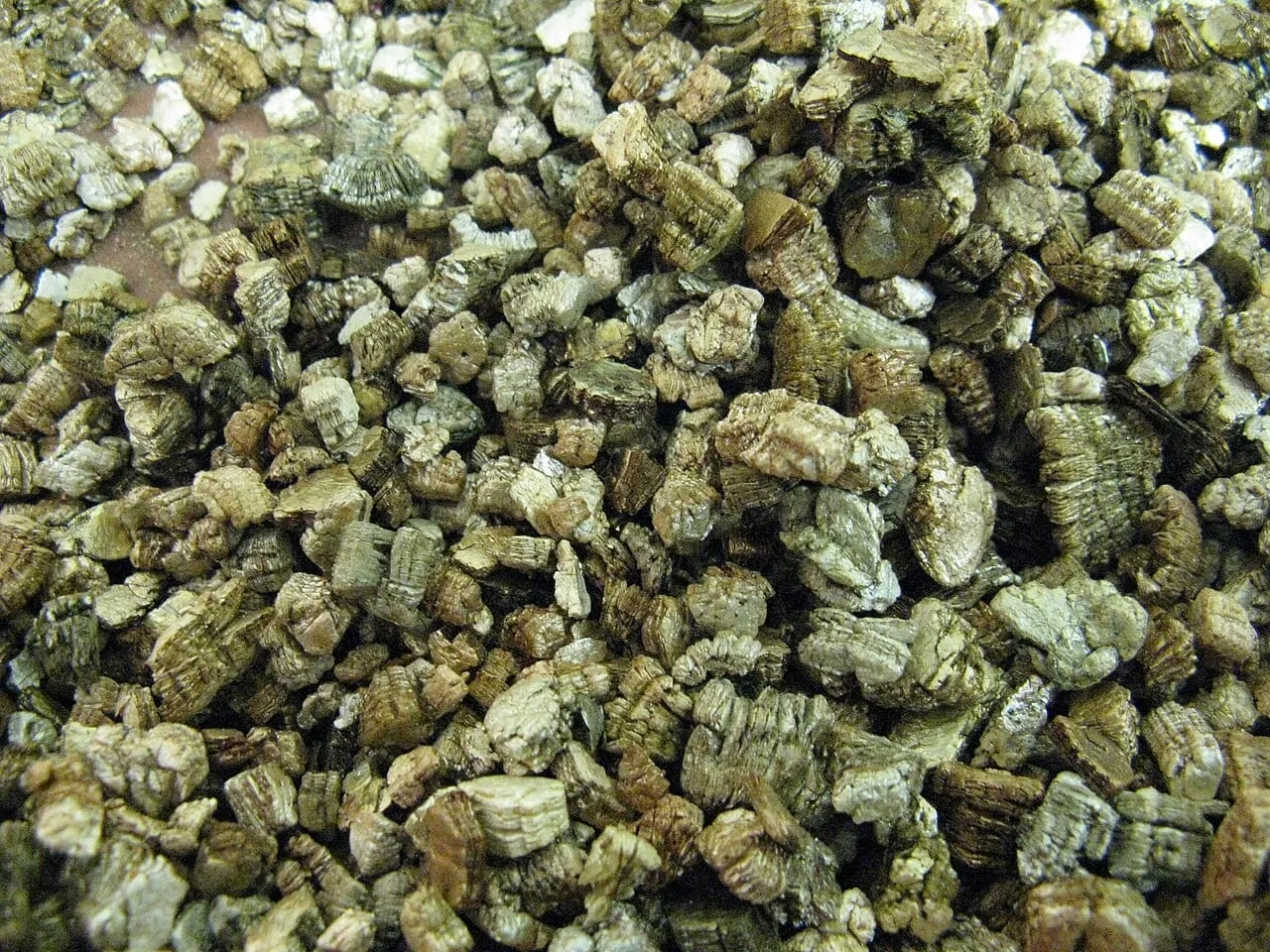 Vermiculita expandida en láminas de color dorado